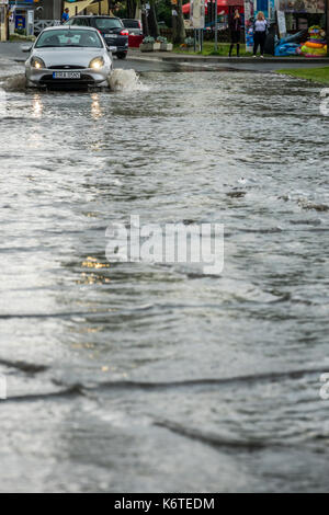 Sarbinowo, Pologne - août 2017 : location de passer par la rue inondée après de fortes pluies extrêmement Banque D'Images