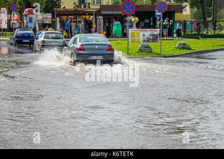 Sarbinowo, Pologne - août 2017 : les voitures passer par la rue inondée après de fortes pluies extrêmement Banque D'Images