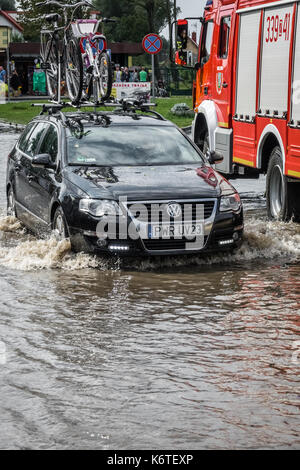 Sarbinowo, Pologne - août 2017 : location de passer par la rue inondée après de fortes pluies extrêmement Banque D'Images