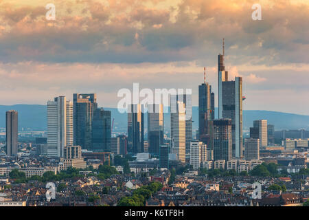 Lever du soleil sur les toits de la ville de Francfort au quartier des affaires, Francfort, Allemagne Banque D'Images