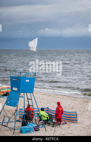 Sarbinowo, Pologne - août 2017 : lifeguard station sur la plage avant la tempête Banque D'Images