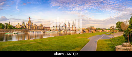 Dresden City skyline panorama à Elbe et Augustus Pont, Dresden, Allemagne Banque D'Images