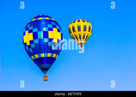 Deux Montgolfières multicolores Banque D'Images