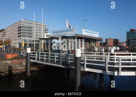 L'entrée piétonne, des visites publicitaires du port, menant à la passerelle menant au terminal de ferry Color Line à Kiel Banque D'Images