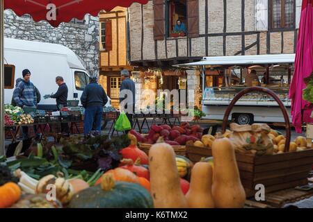 La France, Tarn, Castelnau de Montmiral, atmosphère de marché sur la place principale du village Banque D'Images