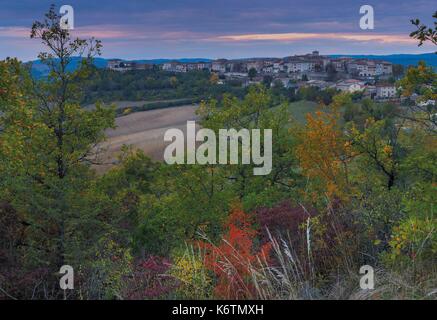 La France, Tarn, Castelnau de Montmiral, village perché dans un paysage rural à l'automne sous un ciel voilé au crépuscule Banque D'Images