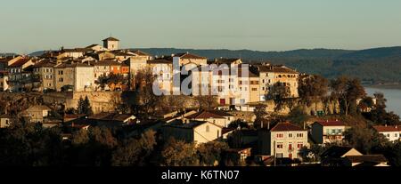 La France, Tarn, Castelnau de Montmiral, village du sud à l'automne à l'aube Banque D'Images