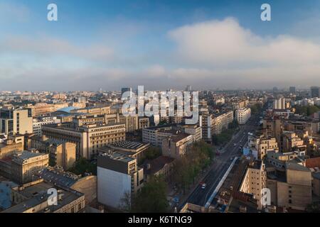 Roumanie, Bucharest, Bucarest, surélevée sur le Boulevard Nicolae Balcescu, Dawn Banque D'Images