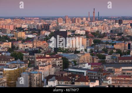 Roumanie, Bucarest, sur les toits de la ville, augmentation de la vue, coucher du soleil Banque D'Images