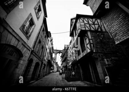 Ville Street scenarrownes en noir et blanc de l'ancien partie de la ville Banque D'Images