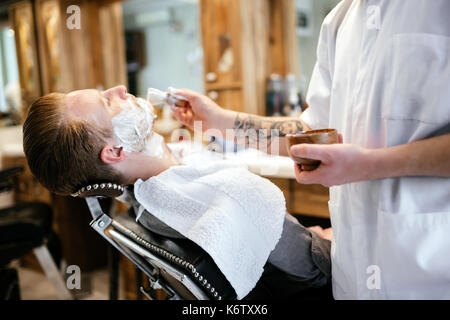 Mâle dans un salon de coiffure Banque D'Images