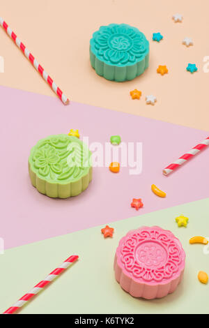 Soft pastel de gâteau de lune on white plate Banque D'Images