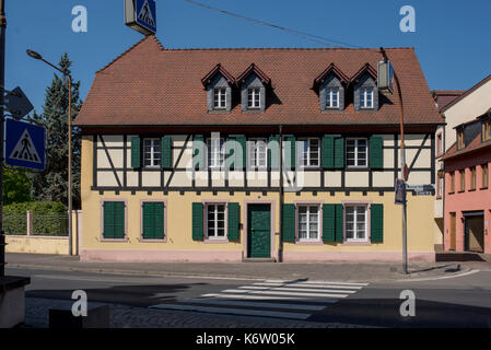 Neustadt an der Weinstrasse, GER, Rheinland-Pfalz - août 23, Fachwerk-Haus, Neustadt a.d. WSTR., Innenstadt . Im Bild: Die katholische Kirche (St. M Banque D'Images