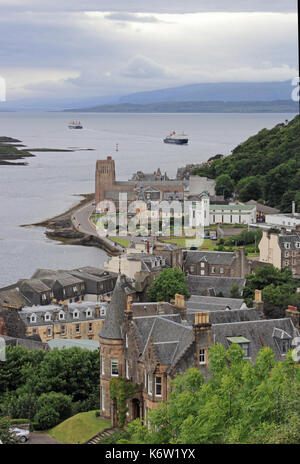 La Cathédrale Saint-colomba et ville d'Oban, regard vers Isle of Mull Banque D'Images