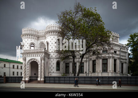 La Russie, Moscou, juin, 3, 2017. Les gens autour de l'hôtel particulier de arseni morozov, vozdvizhenka,16 (la chambre des réceptions du gouvernement du RU Banque D'Images