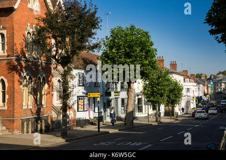 Royaume-uni, Angleterre, Saffron Walden, Essex, Grande Rue bordée d'arbres Banque D'Images