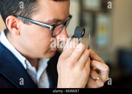 Au bijoutier loupe diamond dans Banque D'Images