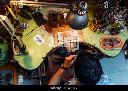 Artisan travaillant sur l'établi Banque D'Images