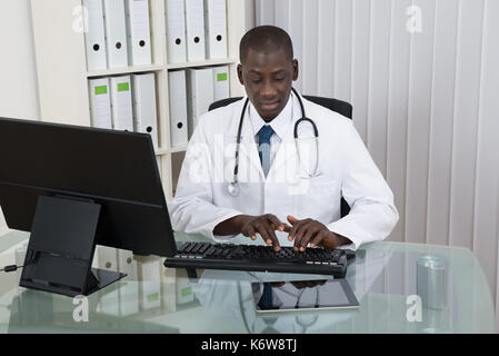 Les jeunes professionnels african doctor working Banque D'Images