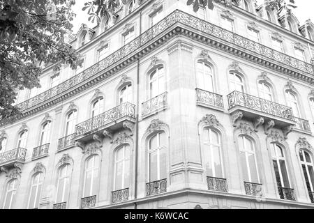 Paris, France : bâtiments typiquement parisien au coeur du Paris historique, l'avenue Montaigne