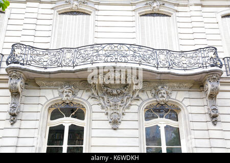 Paris, France : bâtiments typiquement parisien au coeur du Paris historique, l'avenue Montaigne