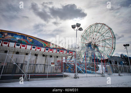 Le cyclone Coney Island, NEW YORK, USA - Mars 2017 - Luna Park de Coney Island ; gaz fermée en hiver. Banque D'Images