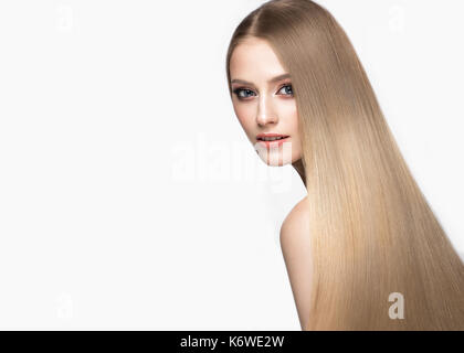 Une belle fille blonde avec des cheveux parfaitement lisse, et classique. beauté visage. photo prise dans le studio. Banque D'Images