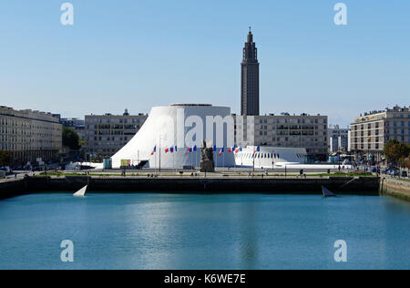 Le Havre, bassin du Commerce, place du Général de Gaulle, théâtre Le Volcan ((architecte : Oscar Niemeyer), clocher de l'église Saint-Joseph (Normandie, France). Banque D'Images