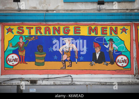 Le cyclone Coney Island, NEW YORK, USA - Mars 2017 - freak show sur le graffiti des hommes forts. Banque D'Images