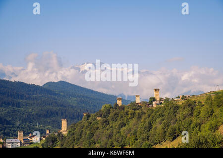 Paysage de montagnes et de guet de pierre à Mestia village, Svaneti, pays de la Géorgie Banque D'Images