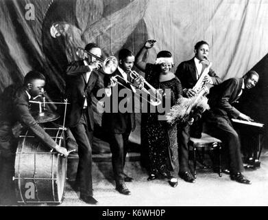 Gertrude Rainey, ou Ma Rainey avec accompagnateurs, G. Washington-drums, Al Wynn-trombone, D. Nelson-trumptet, E. Pollack-saxophone, T.A. Dorsey-piano. 1886-1939-compositeur,chanteur de blues américain Banque D'Images