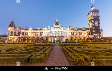 Anzac Square et de la gare la nuit, Dunedin, otago, île du Sud, Nouvelle-Zélande, Océanie Banque D'Images