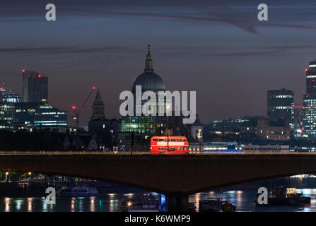 Vintage London Bus sur Waterloo Bridge at Night Banque D'Images