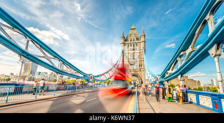 Bus à impériale rouge sur le Tower Bridge avec les passants, motion blur, Southwark, Londres, Angleterre, Grande-Bretagne Banque D'Images