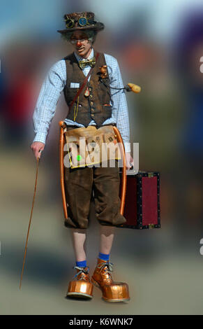 Homme à Eastbourne Festival Steampunk avec trouver de l'or démarre, top hat, et inventeur de l'époque victorienne tenue à thème. Banque D'Images