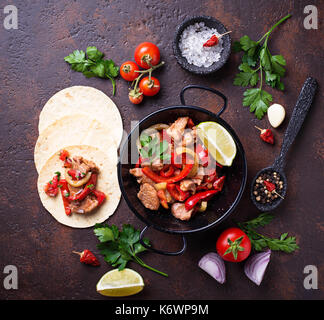 Les fajitas avec des poivrons pour la cuisson des tacos mexicains Banque D'Images