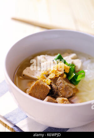 Saucisse de porc blanc Nouilles en soupe, avec un style asiatique Banque D'Images