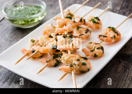Les brochettes de crevettes sur table en bois Banque D'Images