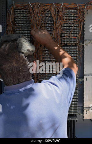 Athènes, Grèce - 1 août 2017 : Ingénieur travaillant sur la boîte de jonction de câbles téléphoniques standard téléphonique. Banque D'Images