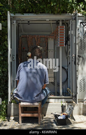Athènes, Grèce - 1 août 2017 : technicien de réparation de téléphone connexions des câbles dans l'échange standard de réseau fort. Banque D'Images