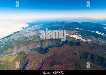 France, la réunion, Saint Pierre, le Piton de la Fournaise, volcan cratère Commerson, Piton des Neiges, volcan, plages de la côte nord (vue aérienne) Banque D'Images