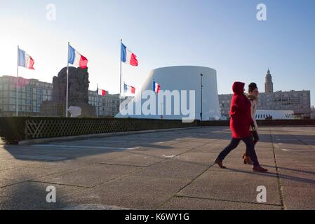 France, Seine Maritime, Le Havre, Place de général de Gaulle, Monument aux Morts et la victoire (1924) par le sculpteur Pierre-Marie Poisson avec le volcan Banque D'Images