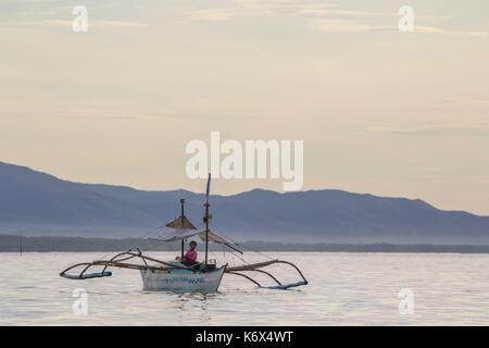 Philippines, Palawan, Aborlan, Sombrero Island, pêcheur sur son bateau Banque D'Images