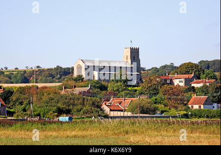 Une vue de l'église paroissiale de St Nicolas des marais sur la côte nord du comté de Norfolk à salthouse, Norfolk, Angleterre, Royaume-Uni. Banque D'Images