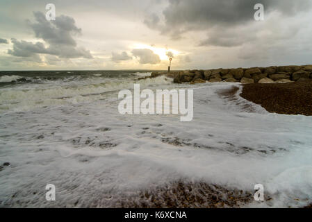 Venteux à Hengistbury Head, Christchurch, Dorset, UK comme un orage approche. Banque D'Images