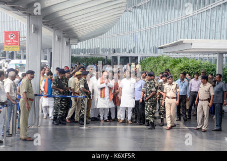 Kolkata, Inde. 13 sep, 2017. bharatiya janta party président national Amit Shah (en milieu) arrive à un international Netaji Subhas Chandra Bose (nscbi) de l'aéroport sur son chemin de retour à Delhi le 13 septembre 2017 à Kolkata. crédit : saikat paul/pacific press/Alamy live news Banque D'Images