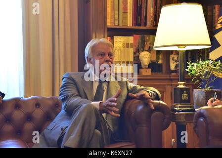 Athènes, Grèce. 13 sep, 2017. L'ancien premier ministre espagnol Felipe Gonzalez Marquez lors de sa rencontre avec le président de la République hellénique Prokopis Pavlopoulos. crédit : dimitrios karvountzis/pacific press/Alamy live news Banque D'Images