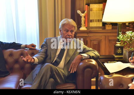 Athènes, Grèce. 13 sep, 2017. L'ancien premier ministre espagnol Felipe Gonzalez Marquez lors de sa rencontre avec le président de la République hellénique Prokopis Pavlopoulos. crédit : dimitrios karvountzis/pacific press/Alamy live news Banque D'Images