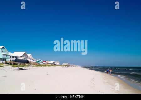 Beach homes et chalets alignés le long de la plage près de Gulf Shores, Alabama. Banque D'Images