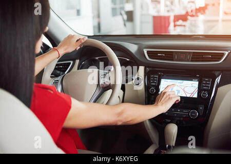 Woman in car piscine garde roue tourne autour de sourire en regardant les passagers de siège arrière idée chauffeur de taxi contre coucher de soleil lumière concept sky Banque D'Images